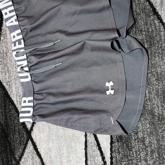 UNDER ARMOUR LOGO LOOSE-FIT HEATGEAR GRAY UNLINED DRAWSTRING ATHLETIC SHORTS - Picture 2 of 11